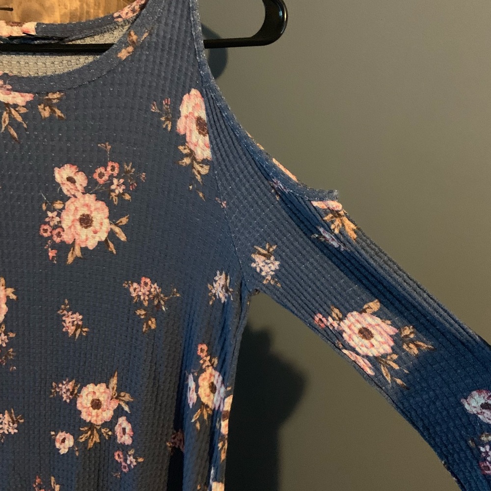 Cold shoulder Top - Picture 3 of 4